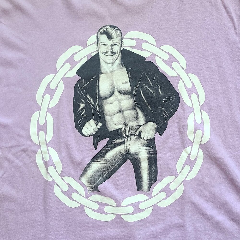 VERY RARE deadstock Tom of Finland lavender t-shirt from Japan 2020 size Large - Picture 3 of 8